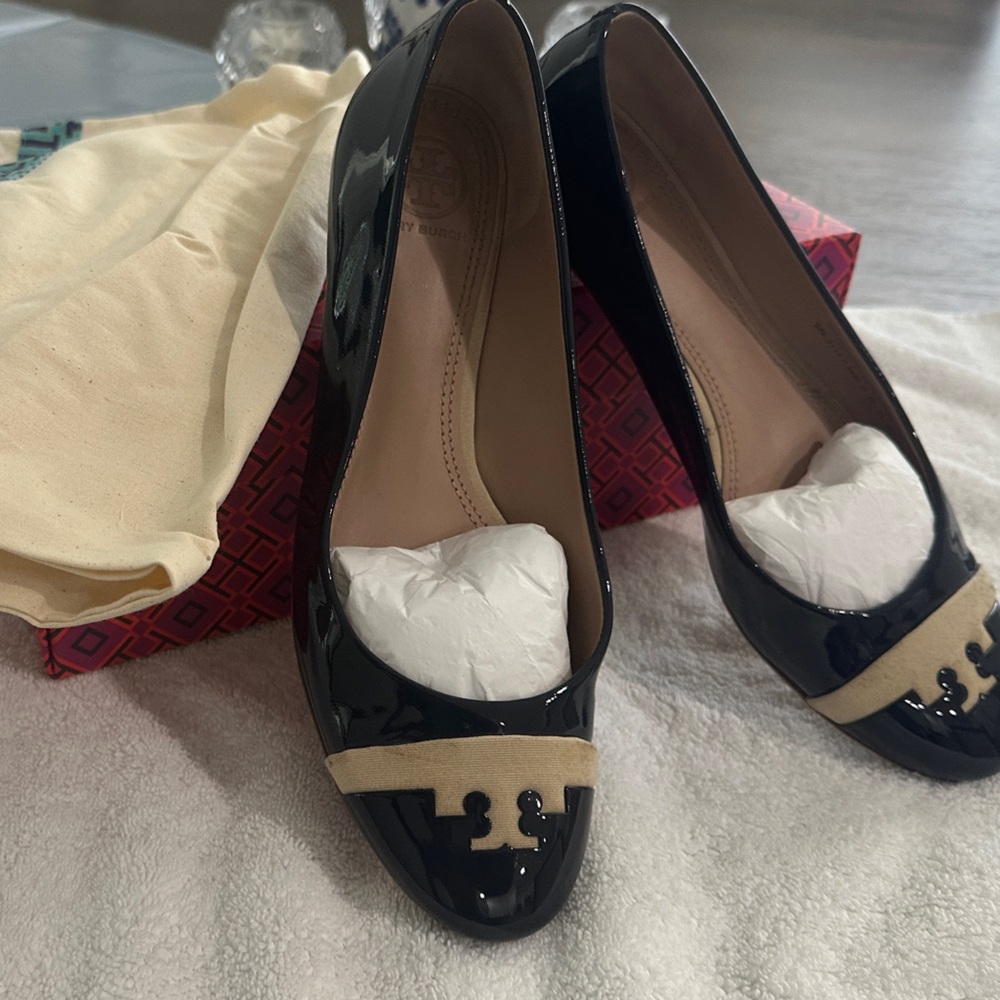 Elegant Navy and Tan Women's Shoes